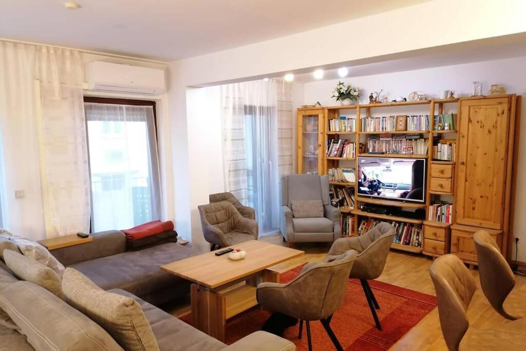 Neu Bayreuth: Spacious Central Apartment with Climate Control and Balconies Exterior photo