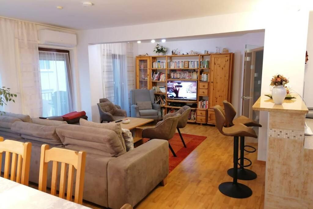 Neu Bayreuth: Spacious Central Apartment with Climate Control and Balconies Exterior photo